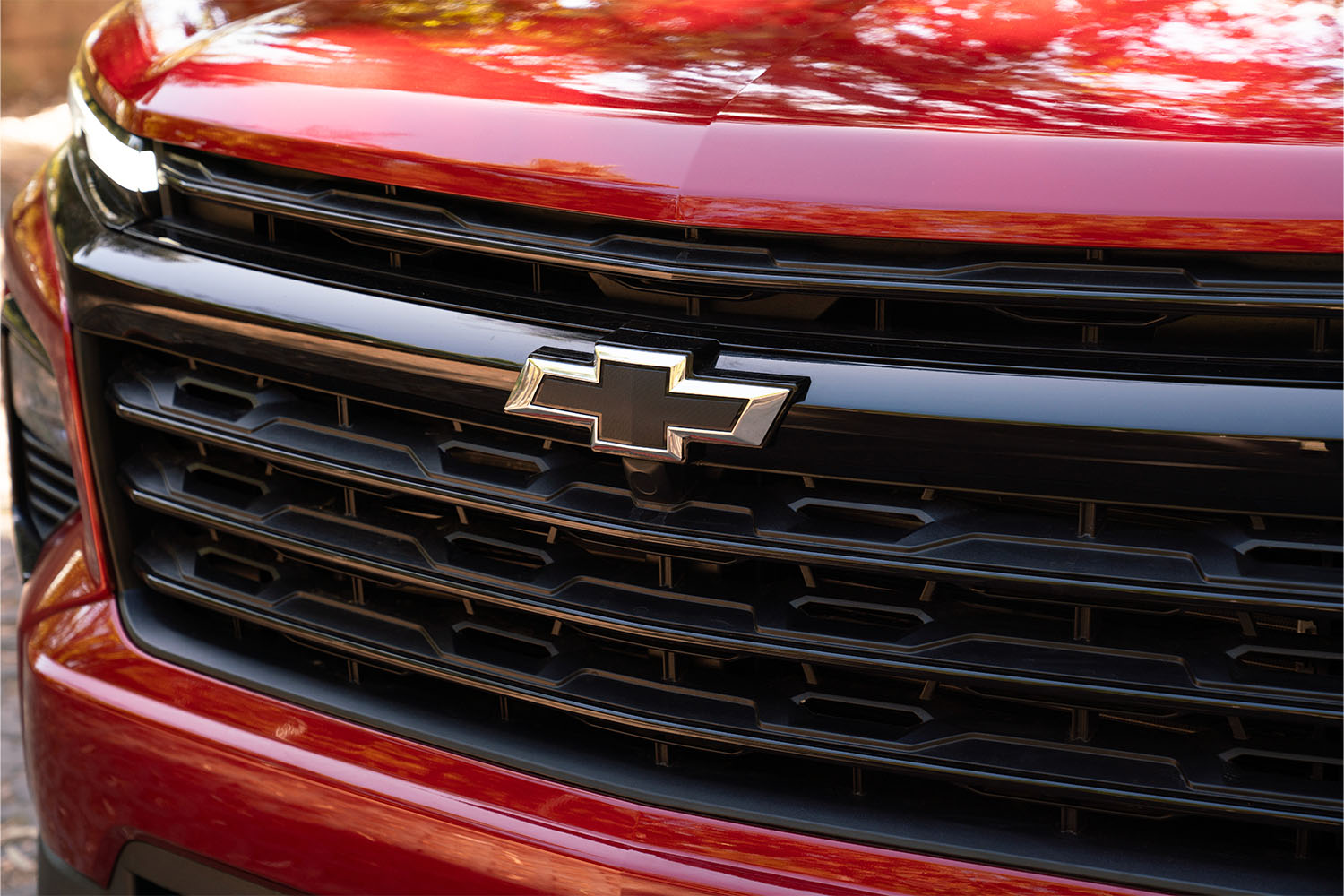 Primer plano de la parrilla frontal de un Chevrolet