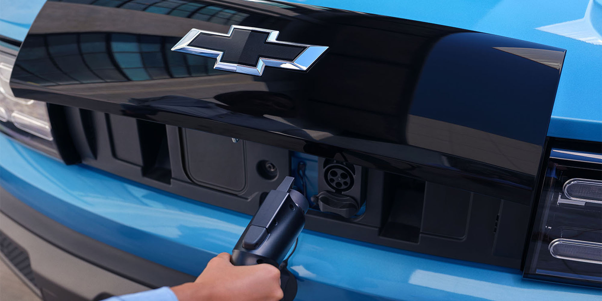 Mano conectando cargador a Spark EUV